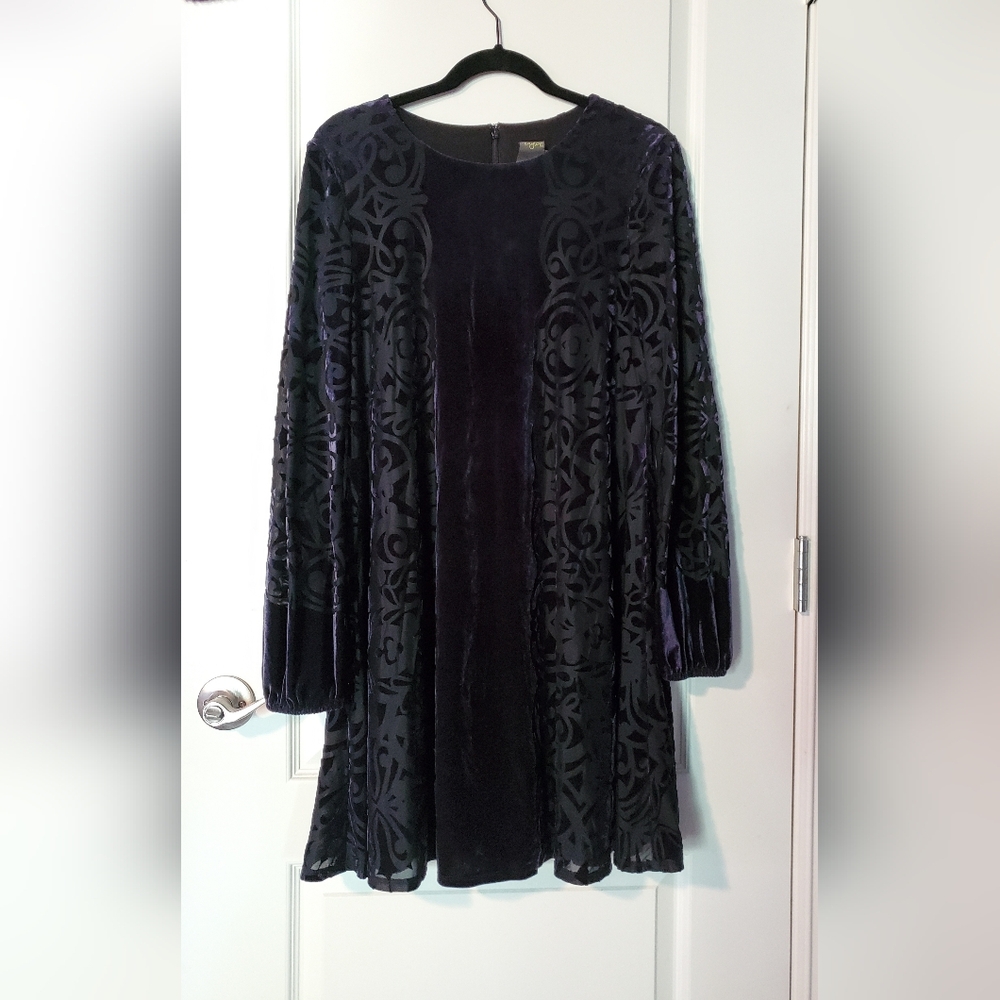 Taylor 8/M dark blue velvet textured above knee length long sleeve dress
